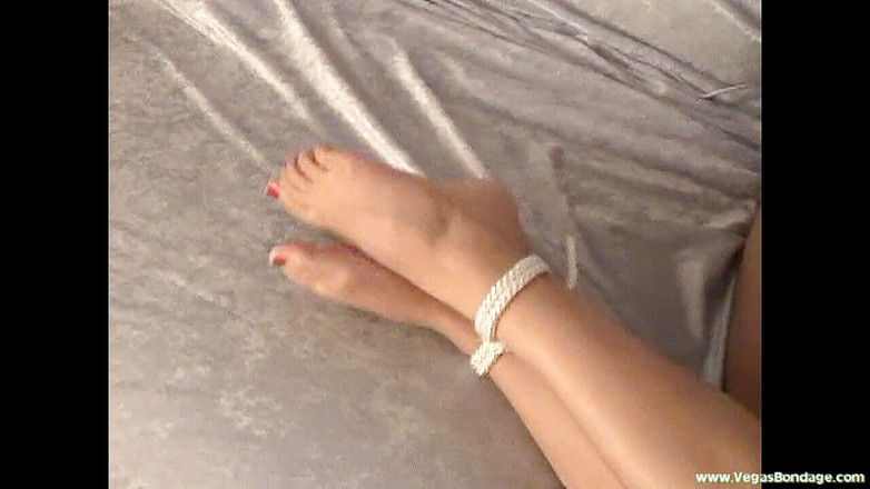 Spungy Gunk Films: Blond tik har flera svårigheter bondage