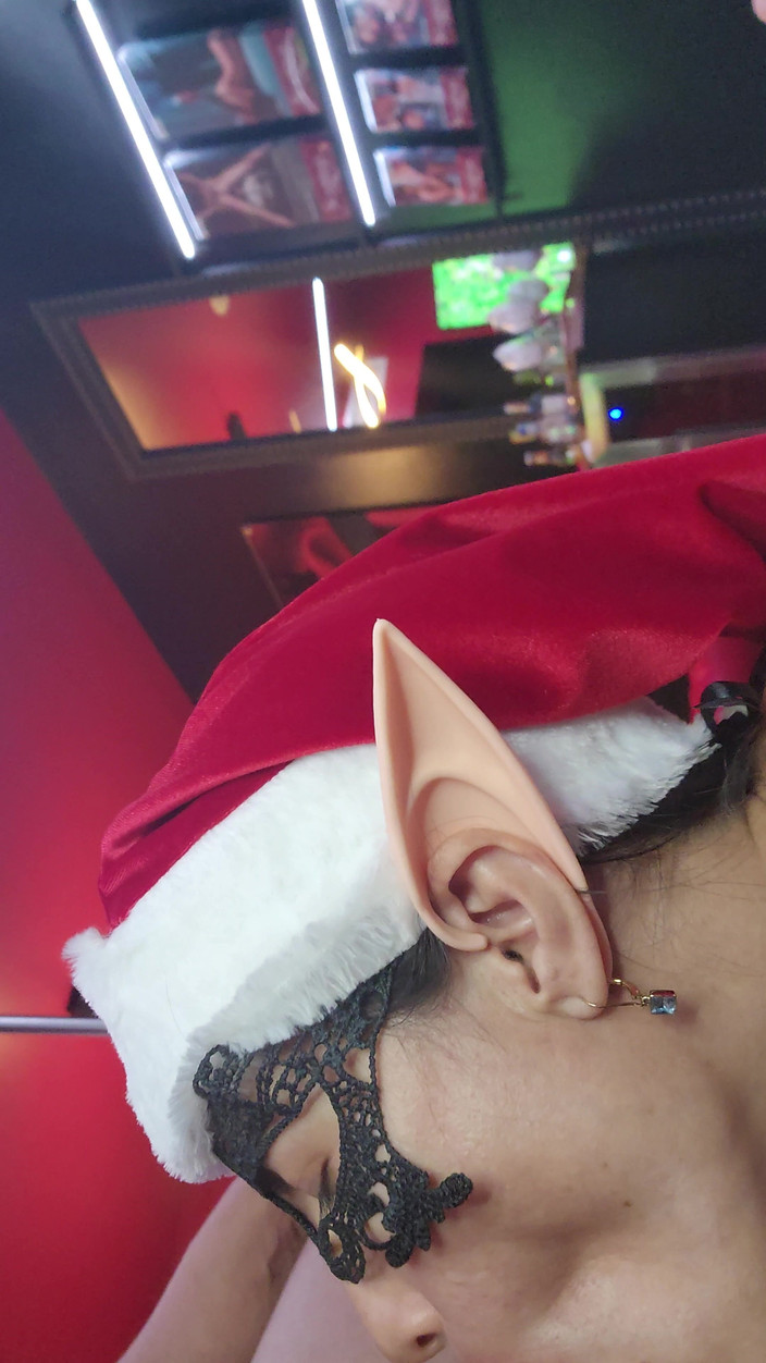 Bulmapussy: Il mio fratellastro mi ha chiesto di vestirmi da elfo...