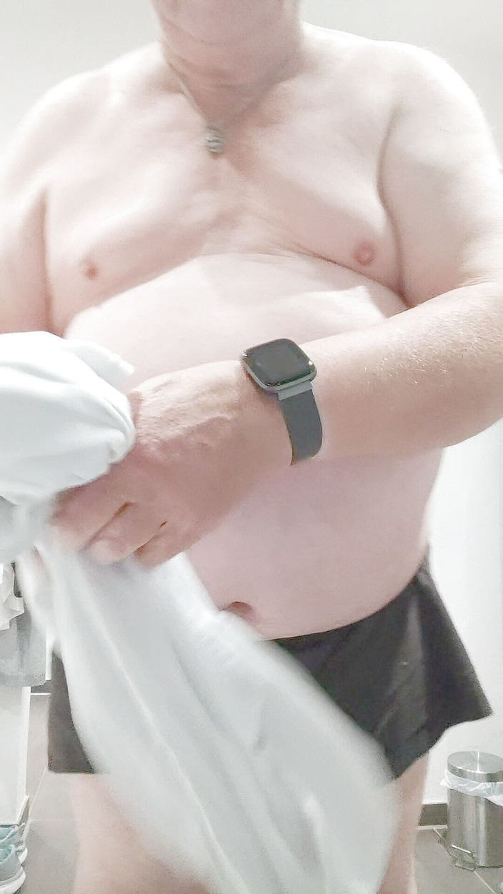 Karlchengeil: Aku lagi asik ngentot memekku pakai ikat pinggang