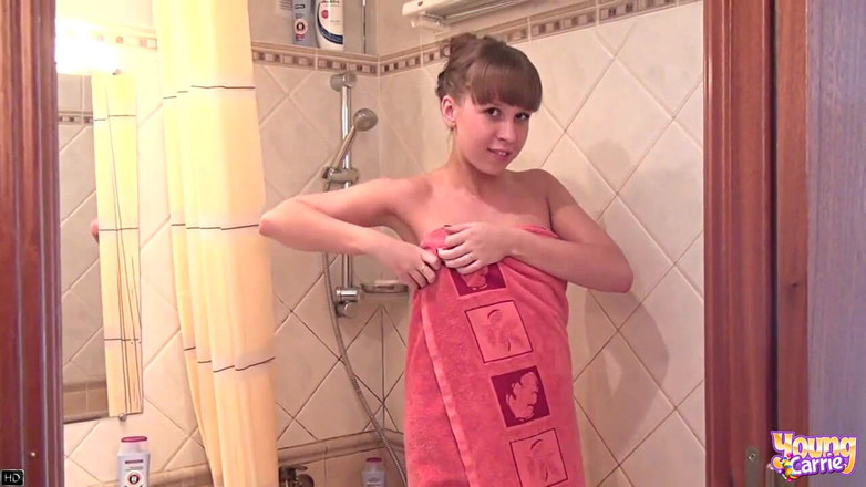 Young Carrie: सेक्सी कमसिन युवा Carrie नग्न नहाती है