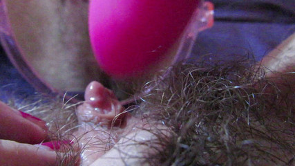 Cuteblonde666: Masturbazione di una fica pelosa con un grande clitoride ed...