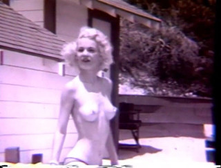 Vintage megastore: Klasik atomik sarışın striptizci açık havada