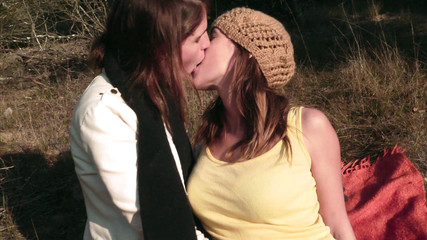 Time To Jerk Off: 彼女はピクニックのために私に頼んだが、彼女は彼女のstraponを持っていた