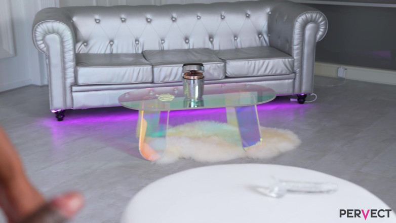 Pervect: Британская милфа Луиза Ли Свингс by для горячего межрасового анального траха!