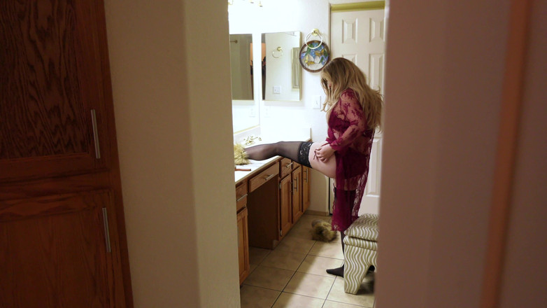 Erin Electra: 継母は、継息子が見守り、彼が捕まるまで自慰行為をし、彼女が彼にそれを入れさせている間、ベッドの準備をします