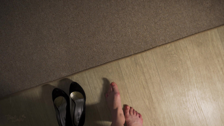 Teasecombo 4K: POV provocando pernas longas e panturrilhas de salto alto