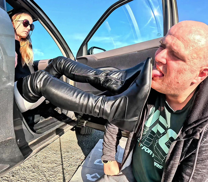 Mistressyammyboots: 我的靴子 - 他的位置在它们下面的尘土里