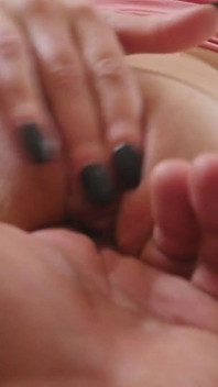 Fratele vitreg șireț ejaculează peste sora lui vitregă sexy