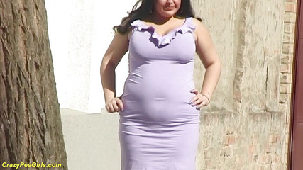 Crazy pee girls: Божевільна дівчина-товстушка писяє на вулиці