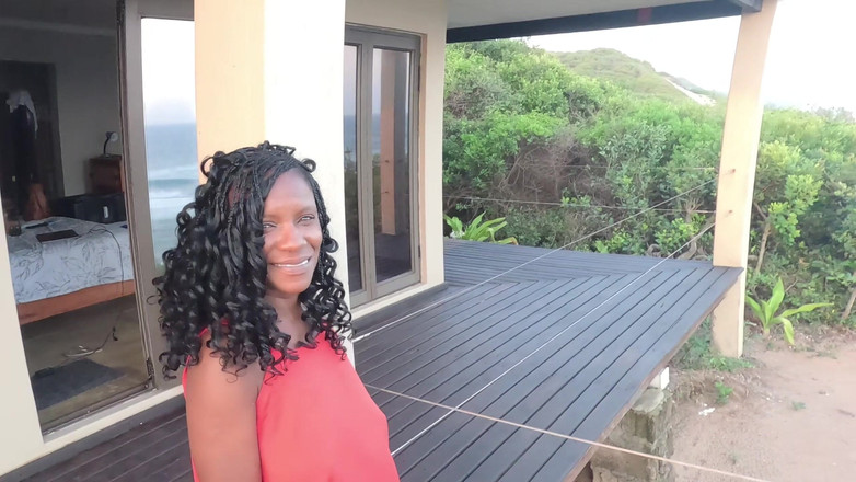 Black Swan: 黒人の熟女がビーチで拾われる