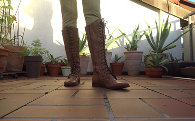 Lady Victoria Valente: Ủng ren trên sân thượng