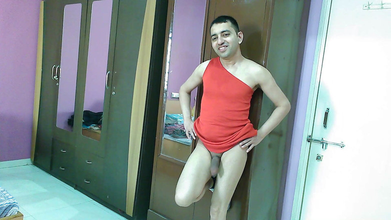 Cute & Nude Crossdresser: Гаряча сіссі кроссдресссер у гарячій червоній сукні показує свою дупу та член.