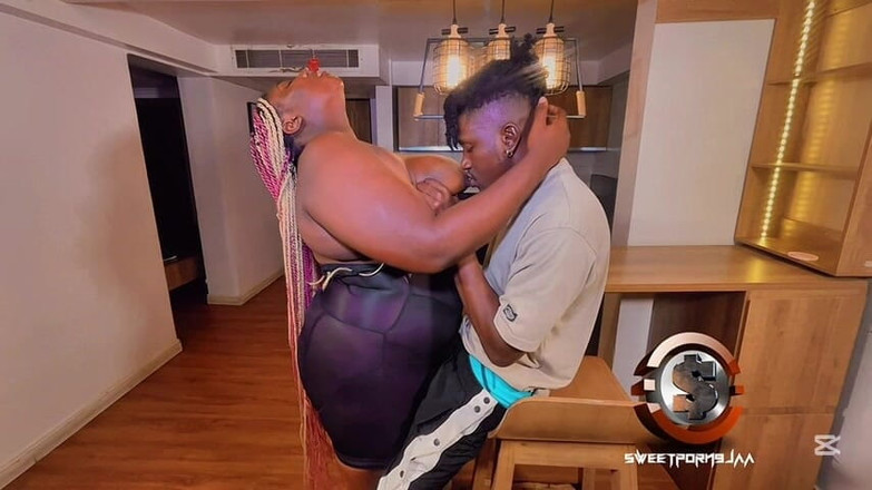 Tusweet9ja: 여대생에게 따먹히는 여대생