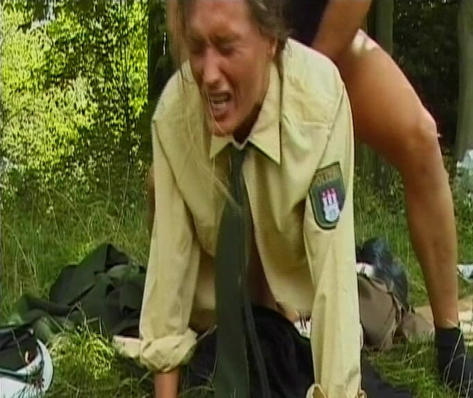 GOLDLIGHT - OFFICIAL: Una milf bionda e tatuata tedesca viene scopata all'aperto da...