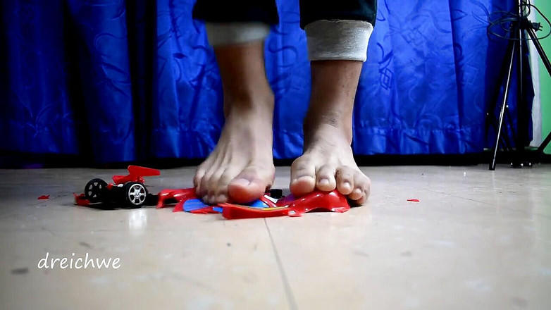 Dreichwe: खिलौना हवाई जहाज के साथ बड़ी कार को नष्ट करना