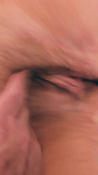 Spuitende stiefmoeder die een beetje hulp krijgt