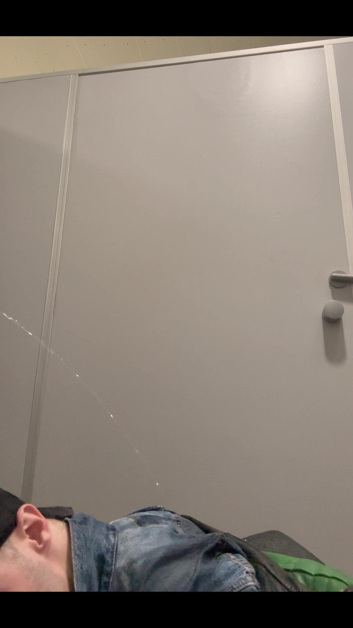 KinkySirius: Gay skinhead Kinkysirius tắm vàng trong nhà vệ sinh công...