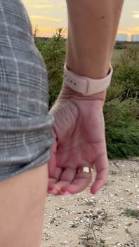 ดูชุดเดรสของฉันกลางแจ้งในชุดมินิเดรสสีเทาของฉันและกางเกงในสีฟ้าอ่อน