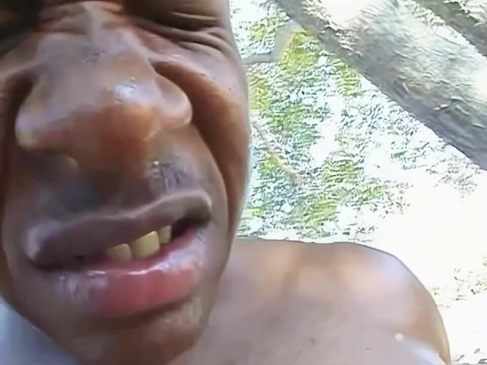 Black Monstercock Force: Petite blonde leva enormes paus de 11 em público dogging anal...