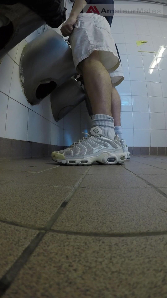 AmateurMates: 운동화를 신은 아마추어 소년들이 공중 화장실에서 핸잡을 해보자