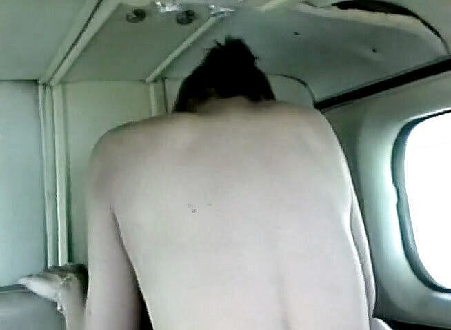 Public Lust: 丰满熟女在飞机上骑乘坚硬鸡巴