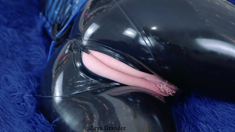 Arya Grander: 性感的天然大屁股熟女穿着乳胶紧身连衣裤玩弄恋物癖