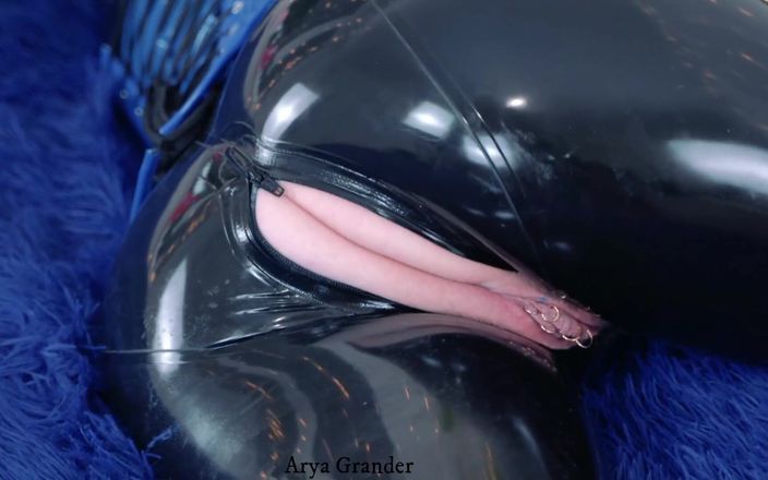 Arya Grander: Sexy milf met grote natuurlijke kont plaagt in latex catsuit...