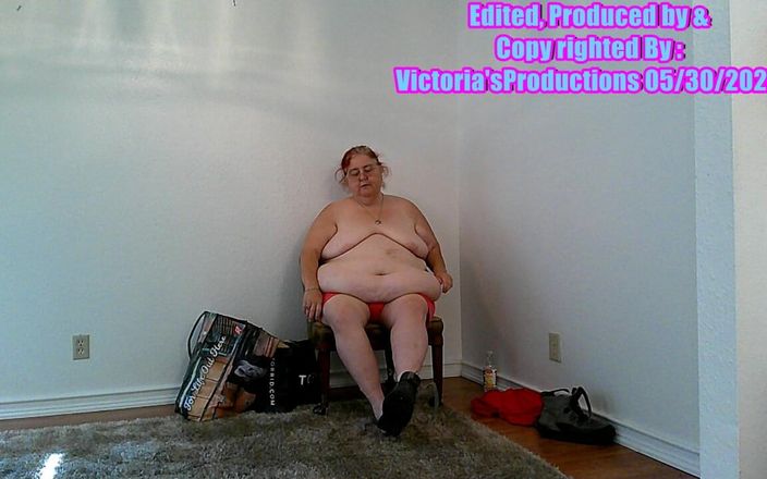 BBW nurse Vicki adventures with friends: Försöker med shorts och toppar! Iam gnugga mage och bröst