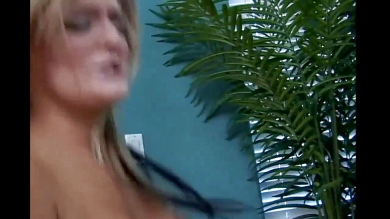 Black Sinner: Une blonde sensationnelle chevauche un énorme mamba noir