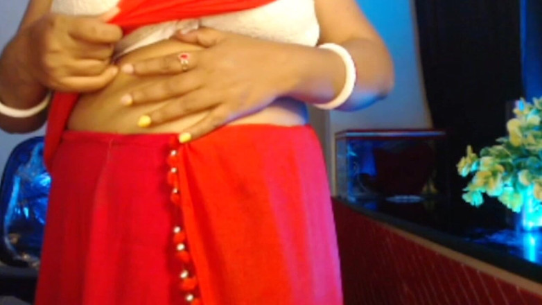 HotGirl21: 性感的印度女孩展示她穿着胸罩的热辣大胸部