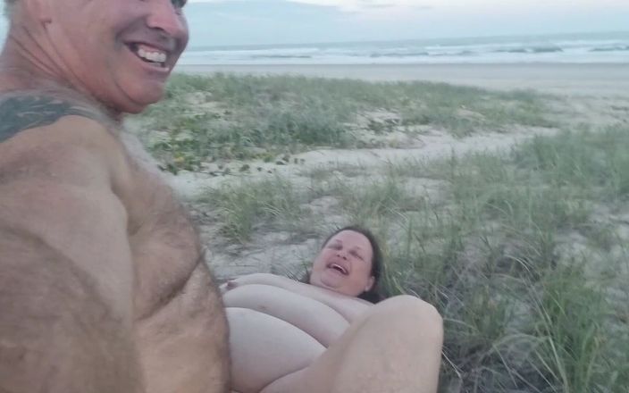 We are fuck bunnies: Futai sexy pe plajă cu o femeie mare și frumoasă