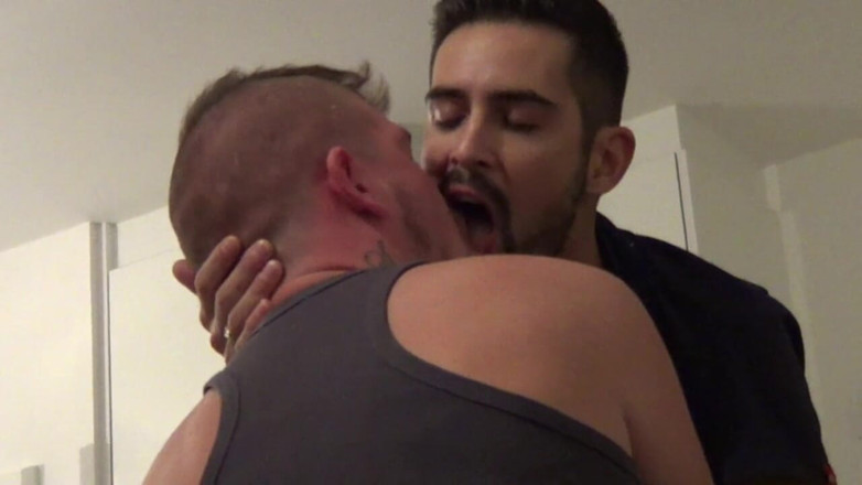 Gaybareback: Французька повія використана без презерватива його другом для розваги