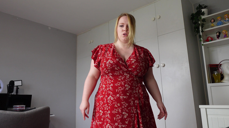 Julie_Bliss: La cattiva gigantesca matrigna schiaccia il seno del figliastro