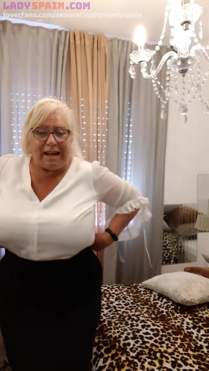 Lady Spain: Fina zostaje całkowicie pokryta bitą śmietaną, całkowicie naga. Napalona milf