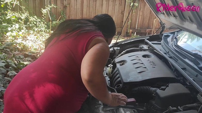 Riderqueen: Atingere - mama vitregă primește ajutor mecanic sexual