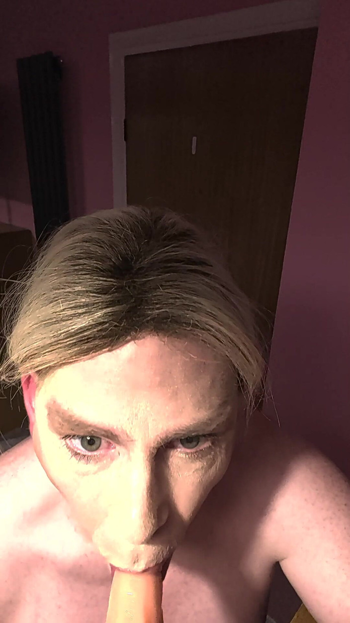 NikkiGee: Nikki lagi asik muasin memeknya pakai dildo ukuran XL