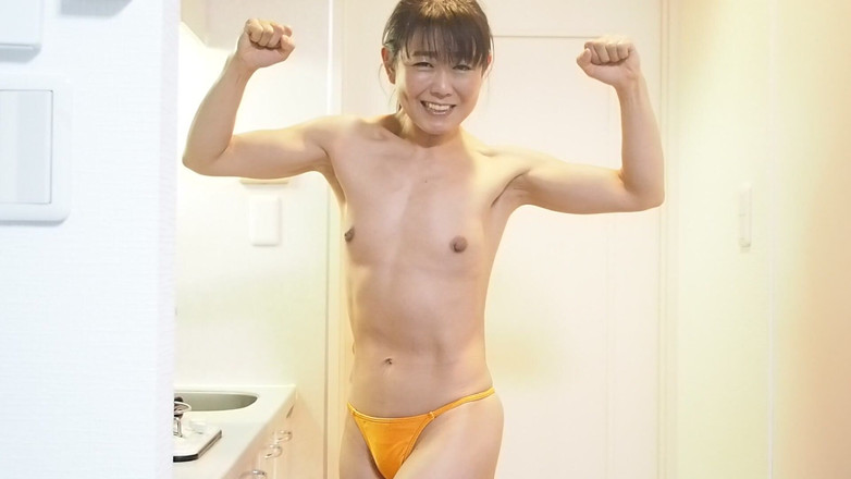 Mayumi Kanzaki: 알몸을 보여주는 근육질 밀프