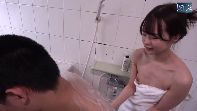 Lust lab: Przypadkowe ujawnienie w wannie iskrzy gorąca Żaden dorosły nie udaje, że nie...