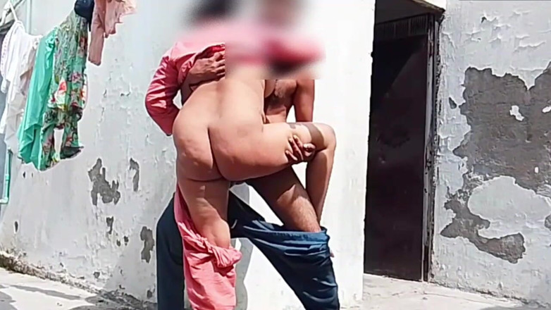 Abida sexy: Bhabhi India semok mengisap kontol dan disetubuhi