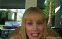 Wicked Sexy Melanie: Зрелая блондинка сосет в бассейне в любительском видео