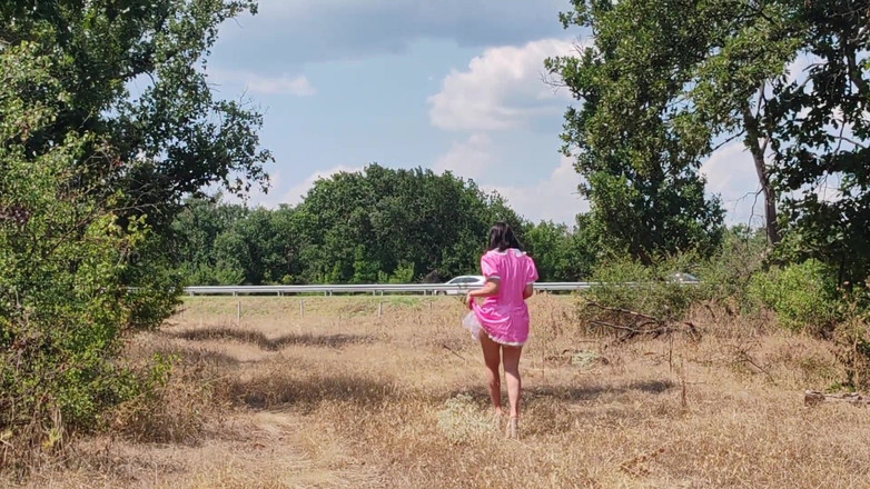 Za Za: Una troia schiava mostra il suo culo rosa sull'autostrada