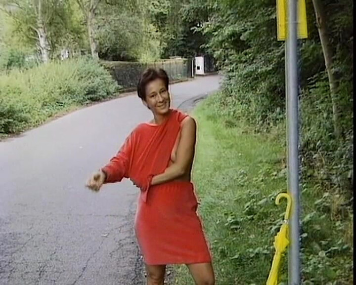 BB Video - Old School: Německá brunetka masturbuje venku