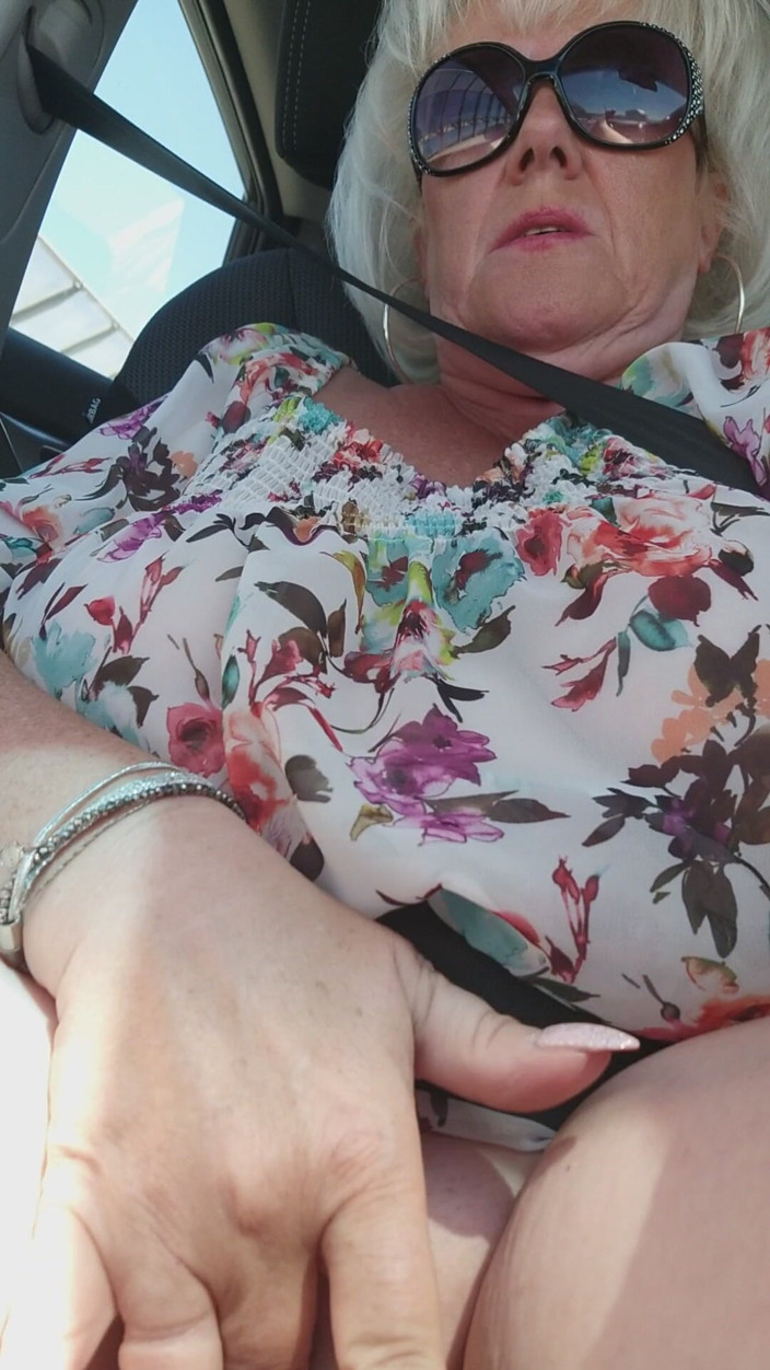 EroticOnlyClips: Si blonde matang menjolok pepek berdenyut dalam kereta awam menunggang