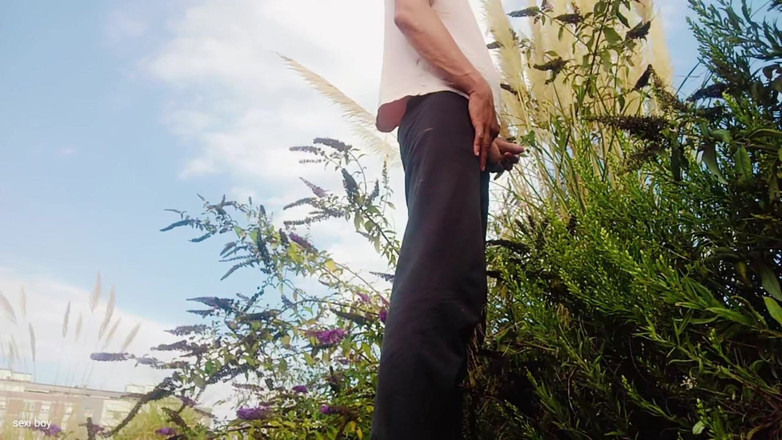 Young penis piss: Chlapec nahrává při čůrání