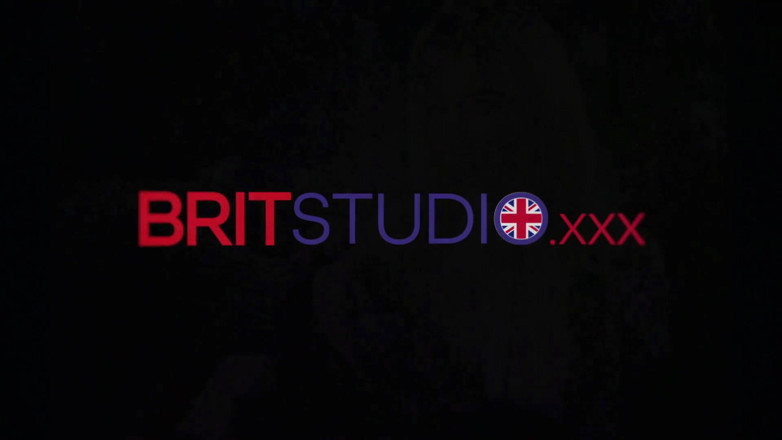 Brit Studio: Real British 18-year-old pissing in the shower