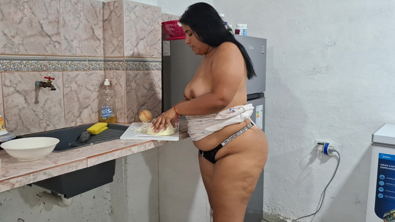 SugarPose: विशालकाय सुन्दर लैटिना Pandora कपड़े उतारती है और पोशाक दिखाती है