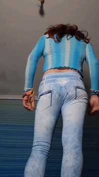 Vista do chão da minha calça elástica sexy e provocação de meia-calça