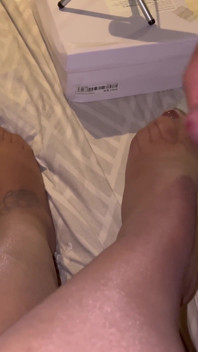 Con El Teléfono Inteligente Filmo a Mi Esposo Corriéndose Con Mis Pies Velados