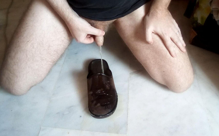 Sex hub male: John pisst auf seinem pantoffel