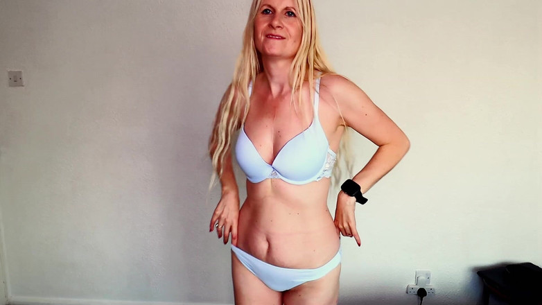 Britishmilf: NSFW dessous anprobieren